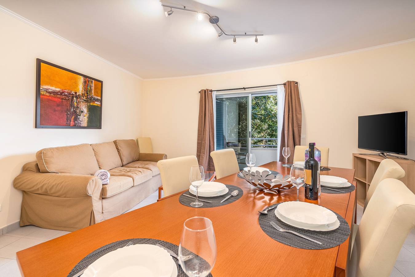 Apartamento inteiro, Apartamento 'Cool Motion Rocha Beach T2' com Varanda, Wi-Fi e Ar Condicionado in Praia da Rocha, Portimão