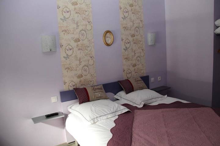 Chambre d’hôte pour 2 personnes, avec vue ainsi que piscine et balcon