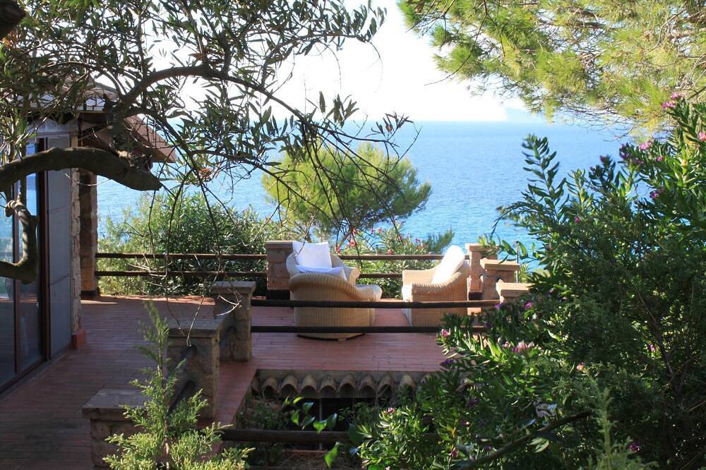 Villa Sul Mare Con Piscina A Sfioro E Accesso Privato Al Mare in Alghero, Provincia di Sassari