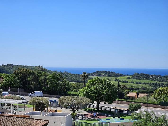Gîte pour 2 personnes, avec vue ainsi que balcon et piscine dans Office De Tourisme De La Croix Valmer - 2