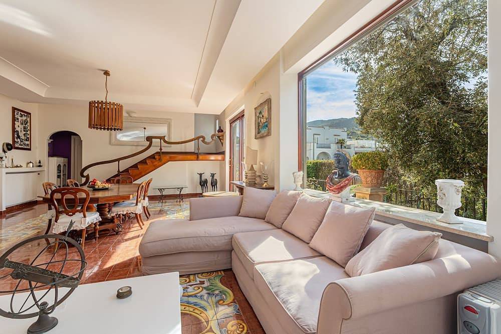 Right in the center of Ischia, the ideal villa for comfortable exclusive vacations in Ischia Porto, Ischia Cuidad