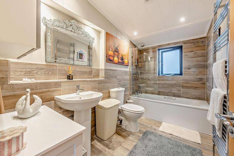 Lodge Sleeps 6 with Indoor Pool & Parking in Cardigan Bay