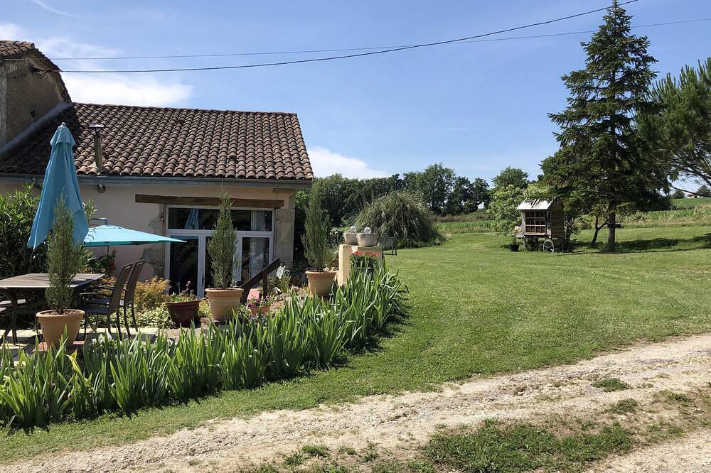 Marcadis Gite @Finders Keepers France. Adult only site with 16 acres and a lake in Moncrabeau, Nérac region
