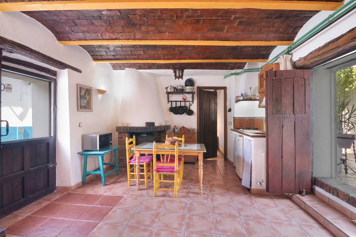 La Rana Verde with Fireplace, Mountain Views and Wi-Fi in Los Romeros, Jabugo