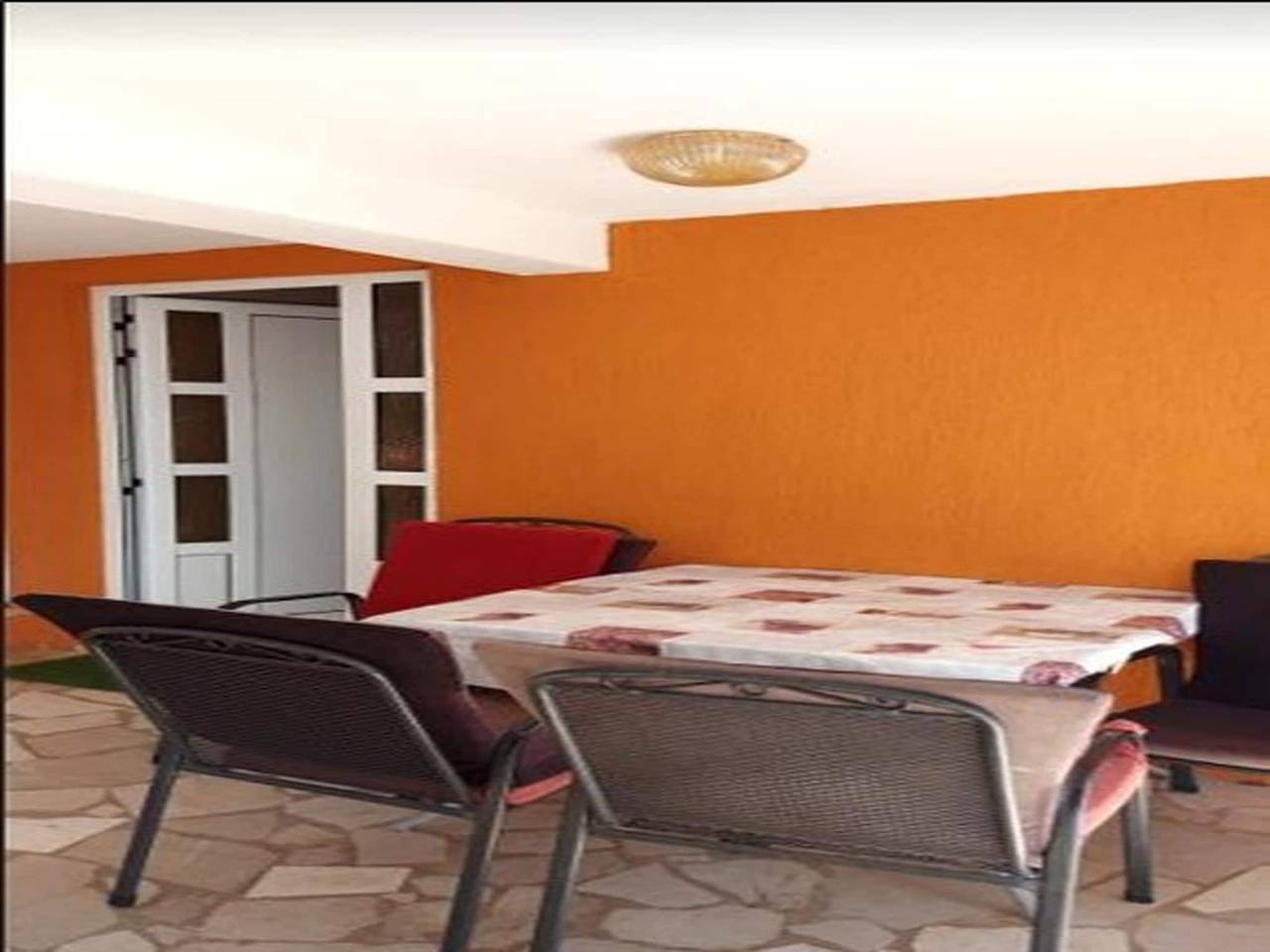 Ganze Wohnung, Ferienwohnung mit privater Terrasse in Strandnähe in Okrug Gornji, Ciovo