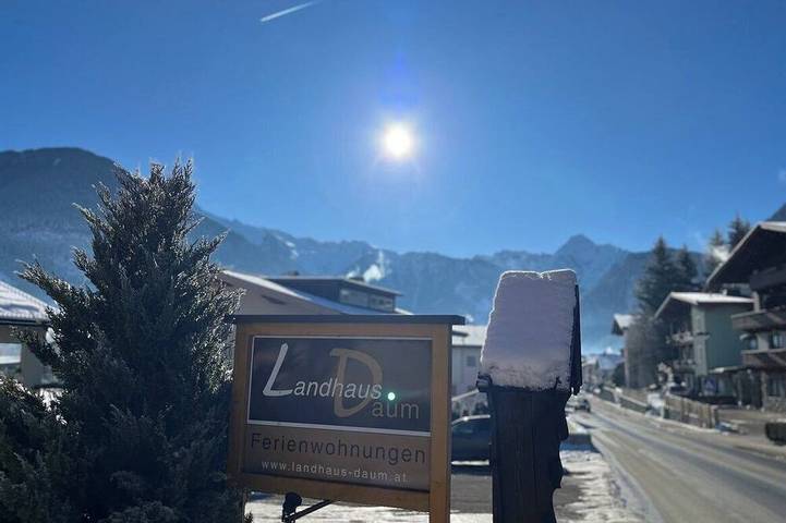 Ferienwohnung für 10 Personen, mit Balkon und Garten sowie Pool in Schwendau
