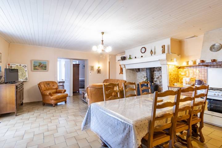 Holiday Home 'Le Haut Picot' with Private Terrace, Wi-Fi and Air Conditioning in Bussac, Périgord Blanc