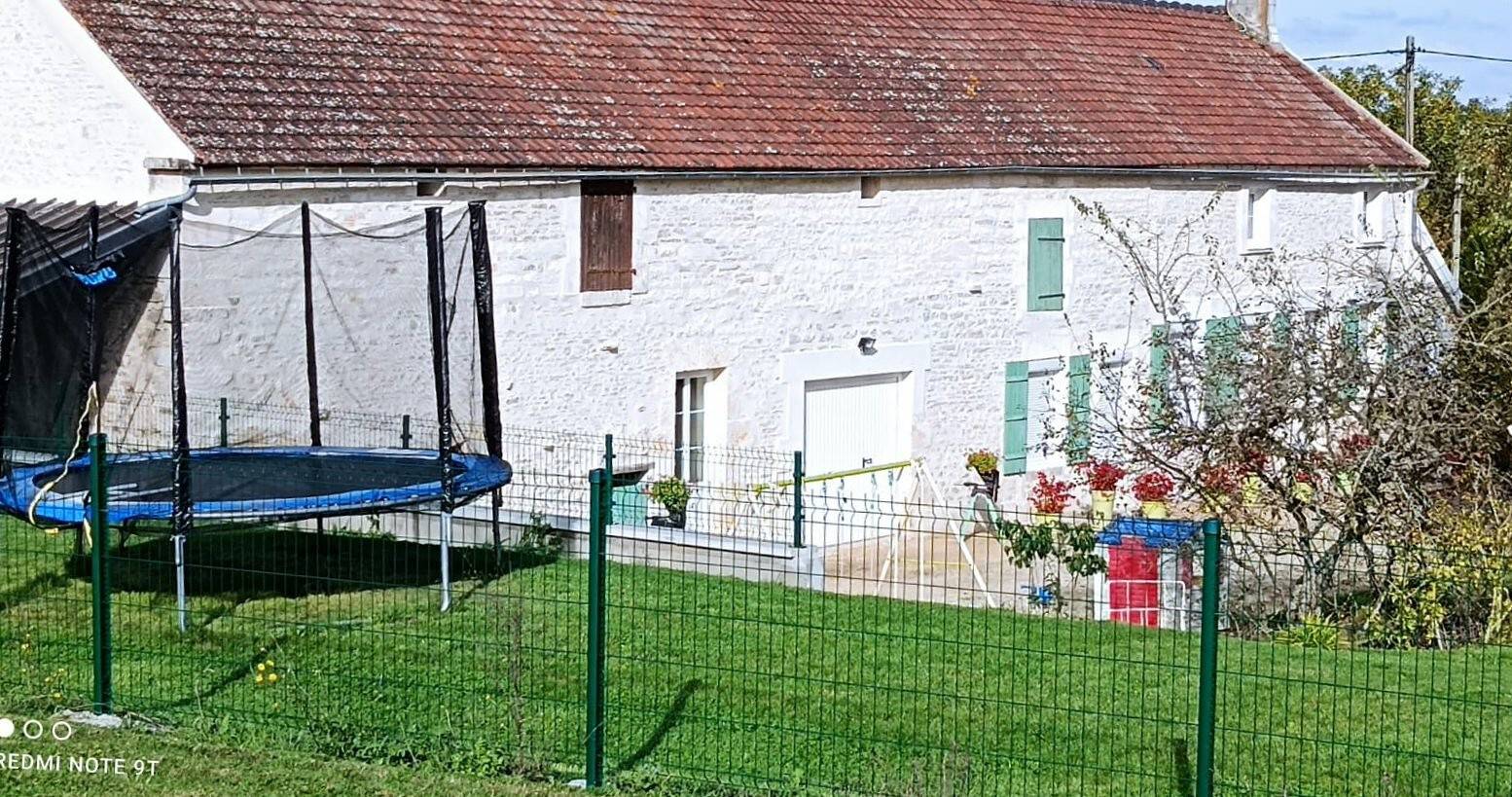 Gîte Le Carrouge avec terrasse privée, jardin, Wi-Fi et bain à remous in Sougères-en-Puisaye, Région d'Auxerre
