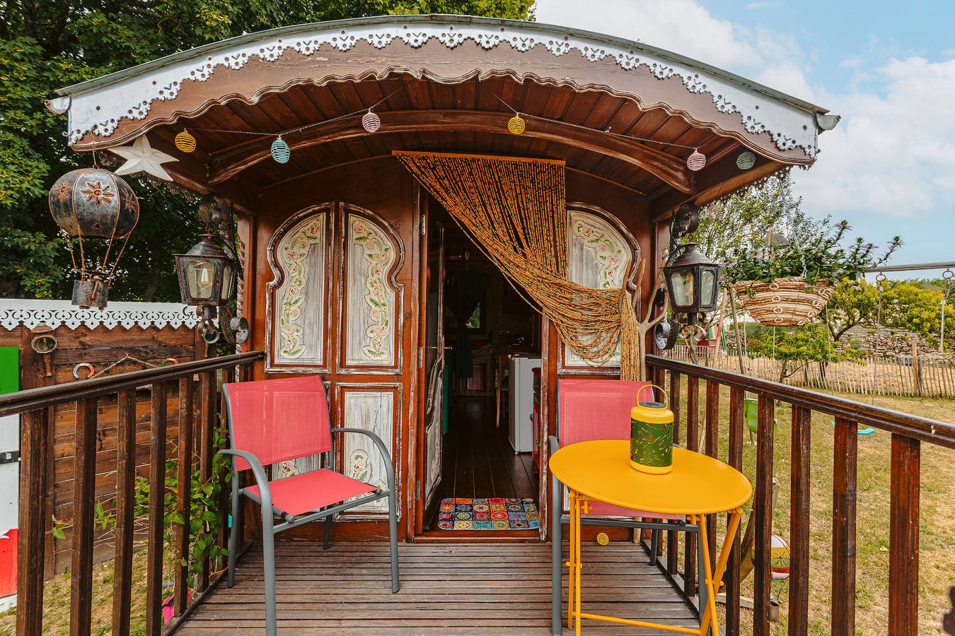 Appartement de vacances entier, Petite maison 'Roulotte La Casetta Rita' avec piscine partagée, terrasse privée et jardin partagé in Chambon (Charente-Maritime), Région de Rochefort