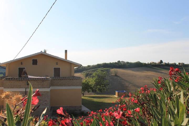 Ferienwohnung für 8 Personen, mit Balkon und Whirlpool sowie Terrasse und Garten