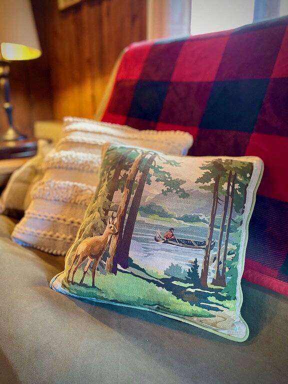 Rustic Riverside Cabin with Patio — Family Escape in Boulder County