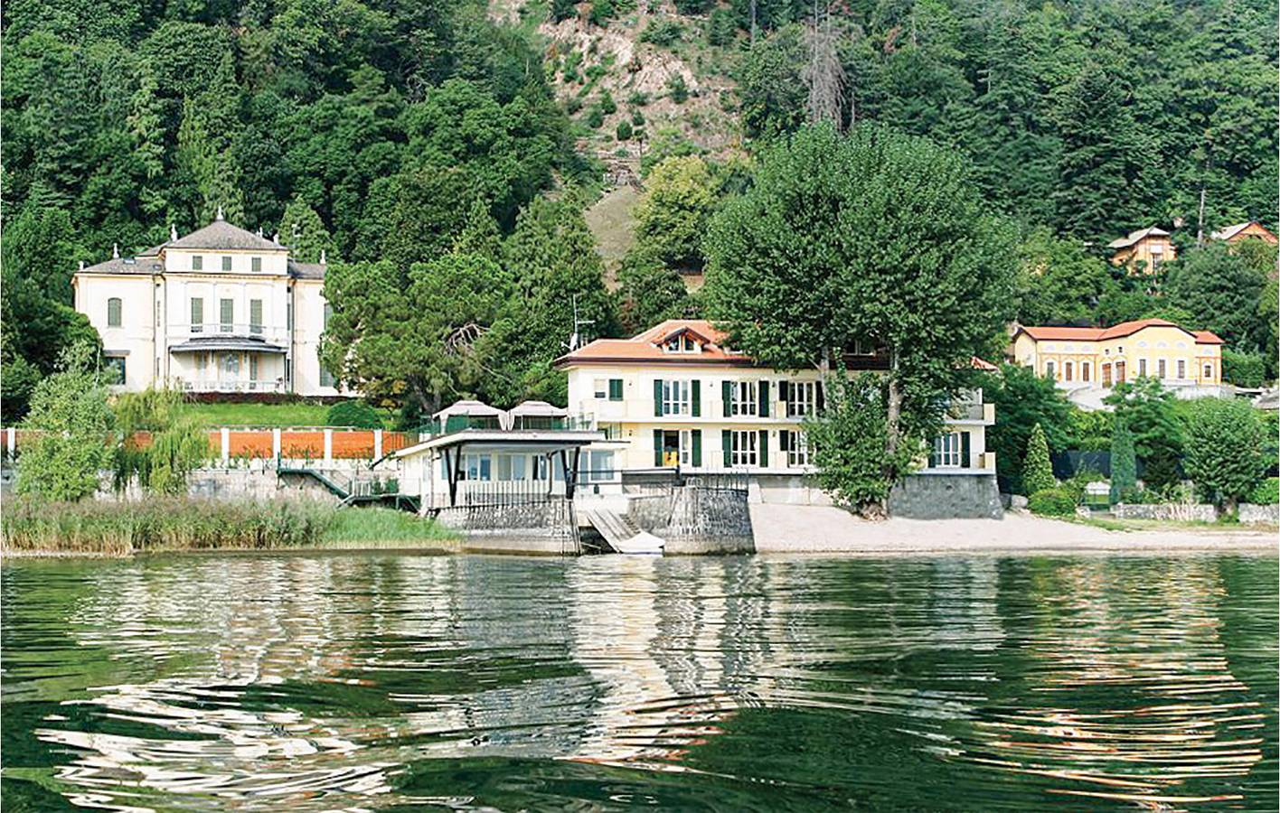 Entire holiday apartment, Lakefront Apartment with Pool & Terrace in Meina, Comune di Meina