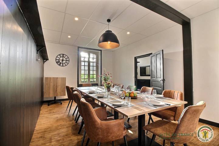 Gîte pour 15 personnes, avec Terrasse ainsi que Jardin et Vue à Plénée-Jugon