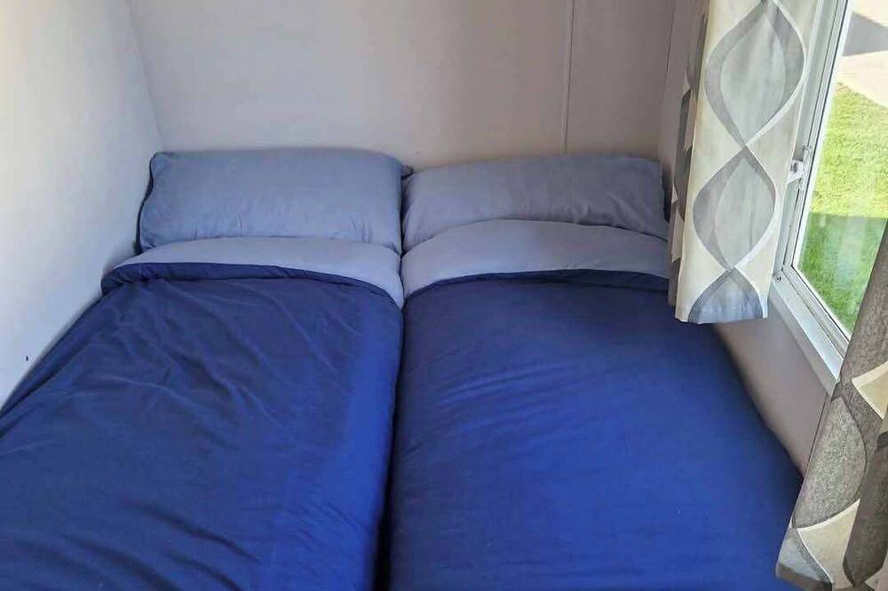 Cabin Sleeps 6 with Wifi in Chapel St. Leonards, Lincolnshire