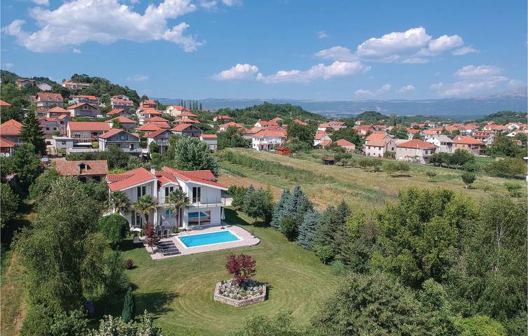 Reizende Ferienwohnung in Sinj mit Pool, WLAN, Terrasse und Küche in Sinj, Dalmatinisches Zagora