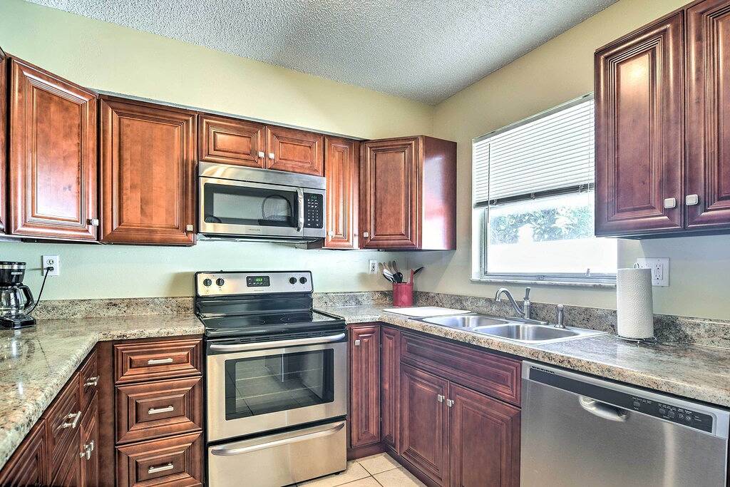 Largo Townhome - 10 Minuten nach Indian Rocks Beach! in Largo, Pinellas County