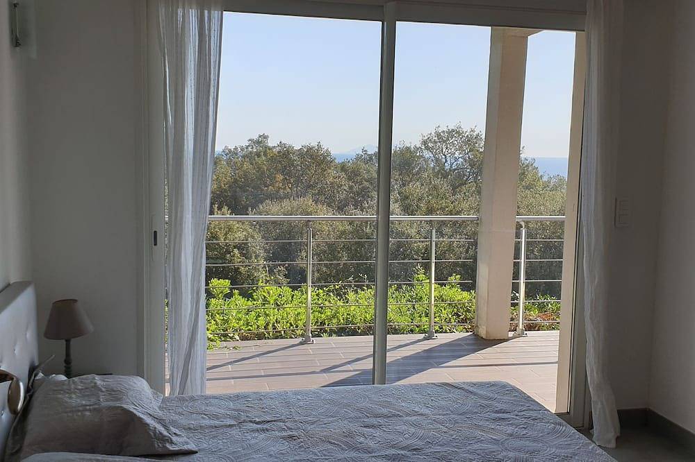 Vue mer et Calme Pour ce Grand rez de Jardin in Bastia, Cap Corse