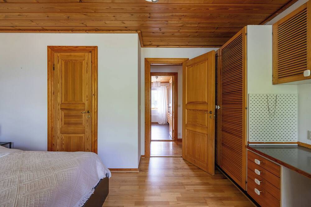 Scenic Lakehouse near Stockholm with Sauna & Jetty in Huddinge, Svenska Östersjön