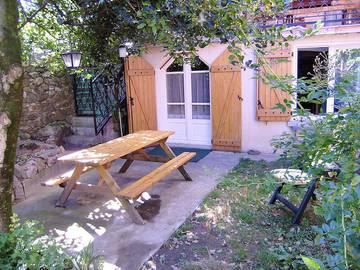 Gîte pour 4 personnes, avec jardin ainsi que terrasse et jacuzzi, animaux acceptés dans l' Ariège