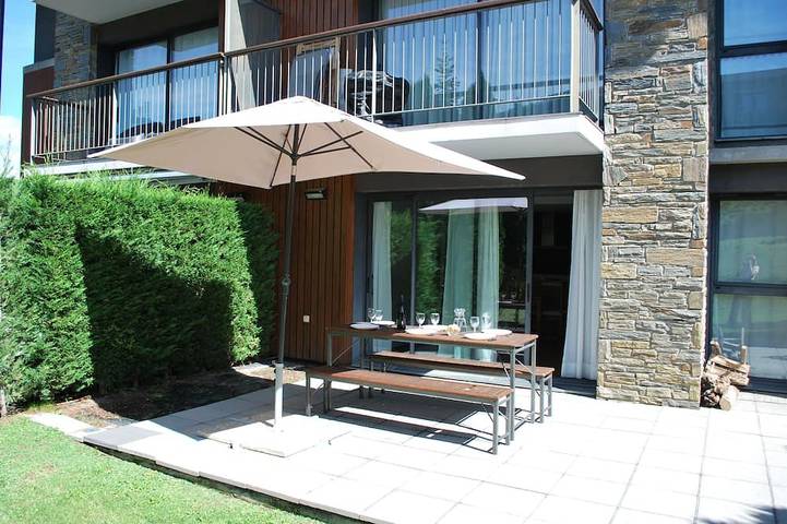 Appartement de vacances pour 6 personnes, avec jardin ainsi que terrasse et piscine