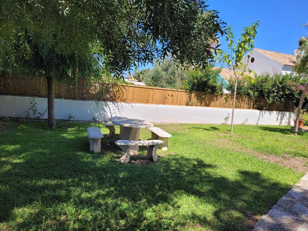 Villa 'Maria' con terraza privada, jardín compartido y Wi-Fi in La Fontanilla, Conil de la Frontera