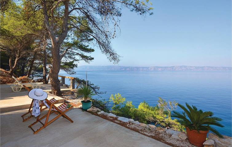 Gemütliche Ferienwohnung mit Terrasse, WLAN und Parkplatz – nur 400 m vom Strand entfernt! in Hvar