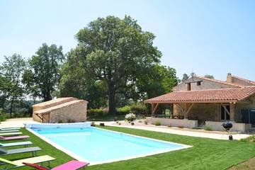 Location de vacances pour 14 personnes, avec terrasse, animaux acceptés à Nojals-et-Clotte