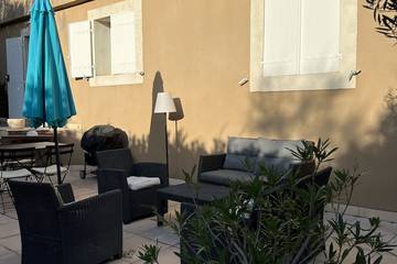 Gîte pour 4 personnes, avec jardin et terrasse à Bollène