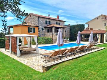 Villa für 14 Personen, mit Pool und Balkon in Porec und Umgebung