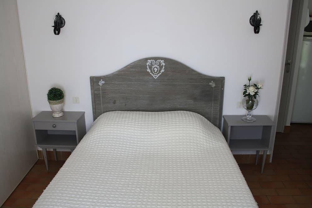 Entire apartment, Ground level furnished apartment in beautiful bloomed and planted property in Saint-Pierre-de-Vassols, Parc naturel régional du Mont-Ventoux