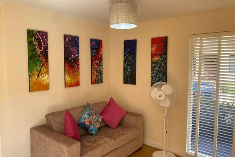 Contemporary, Cosy House with Free Parking & Garden; 5 mins to Addenbrooke's in Cambridge, Cambridgeshire