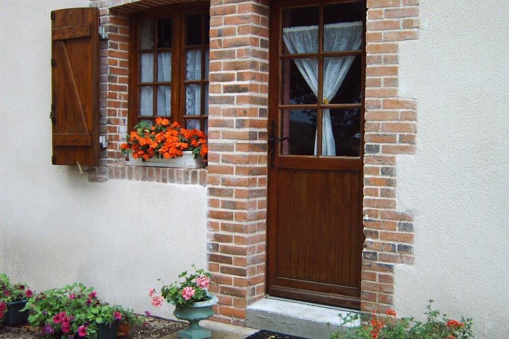 Maison solognote 2/3 pers, swimming pool, in large garden with trees and flowers. in Mennetou-sur-Cher, Sologne