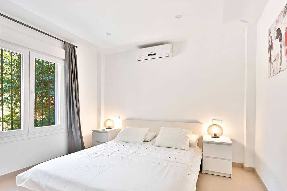 Modern 4 bedroom villa with beautiful garden, private pool close to golf courses in Sotogrande, San Roque