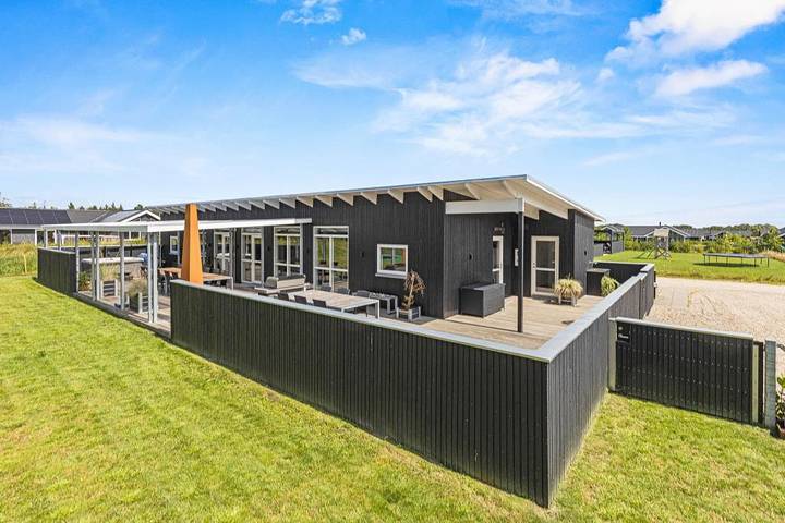 Luxury holiday home with outdoor hot tub, games room with pool table and fireplace in Nørre Nebel, Región de Varde