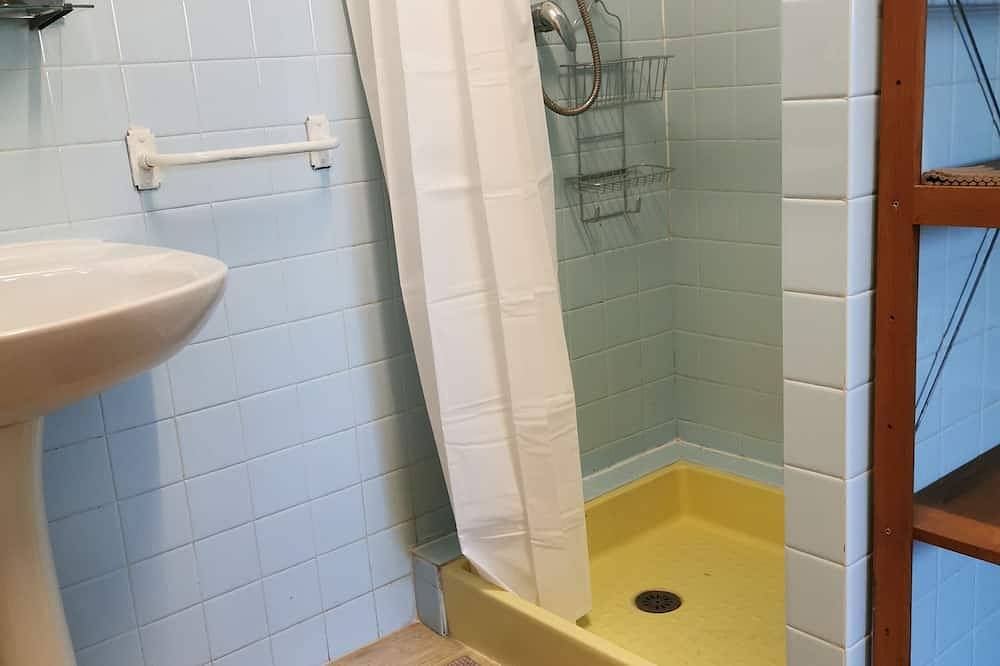 Entire apartment, La Garde 83 between Sea and Mountain F2 in ground floor Villa / private swimming pool. ... in La Garde, Toulon region