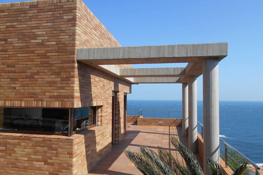 Ganze Wohnung, Luxus-Penthouse mit Terrasse und jaquzzi den Panoramablick auf das Meer in Llanca, Oberampurien