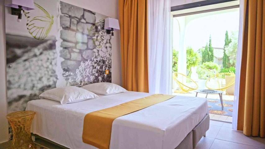 Maison d’hôte pour 3 personnes, avec piscine ainsi que jardin et vue en Corse - 3