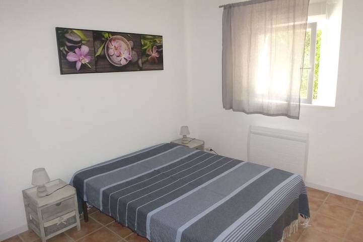 Gîte pour 4 personnes, avec terrasse et jardin dans Plage Du Pradeau - 2