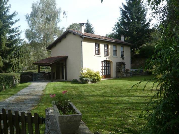 Gîte pour 3 personnes, avec jardin dans Montsérié
