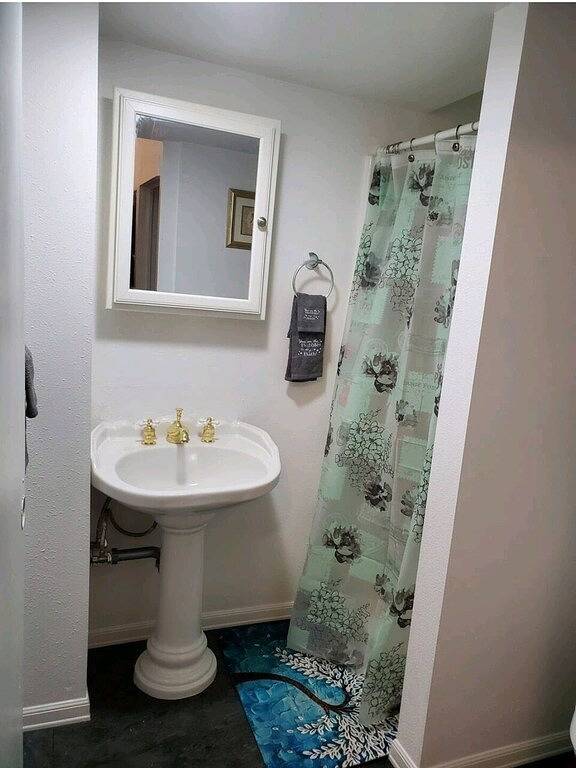 Stylish Retreat w/ Queen Bed • Fast Wifi • Free Parking in Colorado Springs, El Paso County (CO)