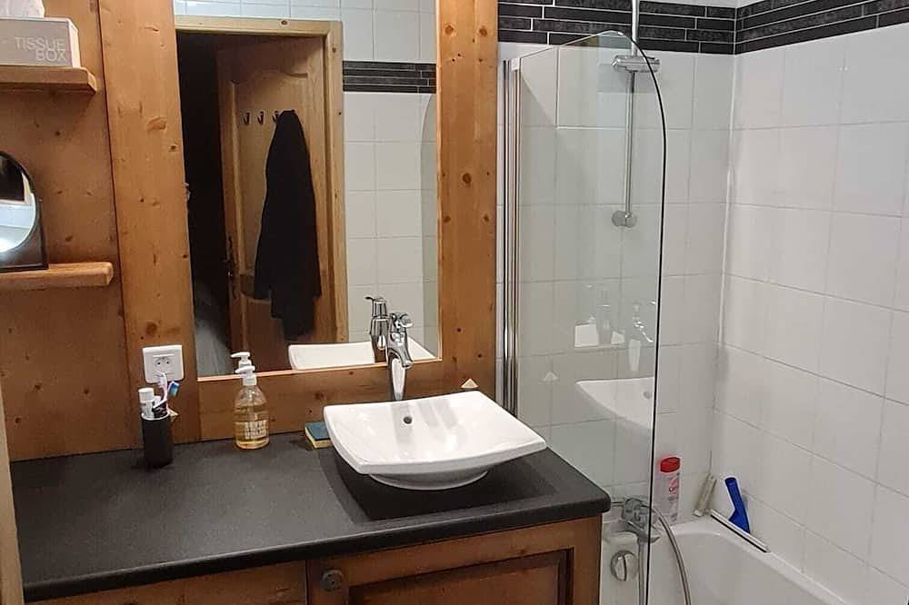 Geheel appartement, T3 in a luxury residence opposite the swimming pool, tennis court and accrobranche. in Les Carroz, Arâches-la-Frasse