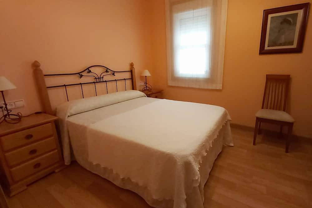 Beachfront villa with private garden and patio and free parking on the street. in Moaña, Rías Baixas