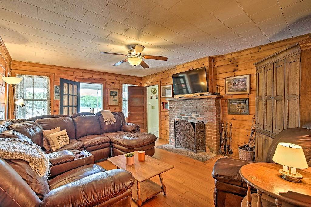 Haustierfreundliches Berkshires Home mit Dock und Feuerstelle! in New Marlborough, Berkshire County