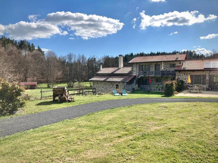 Chambre d’hôte pour 2 personnes, avec vue et jardin en Auvergne