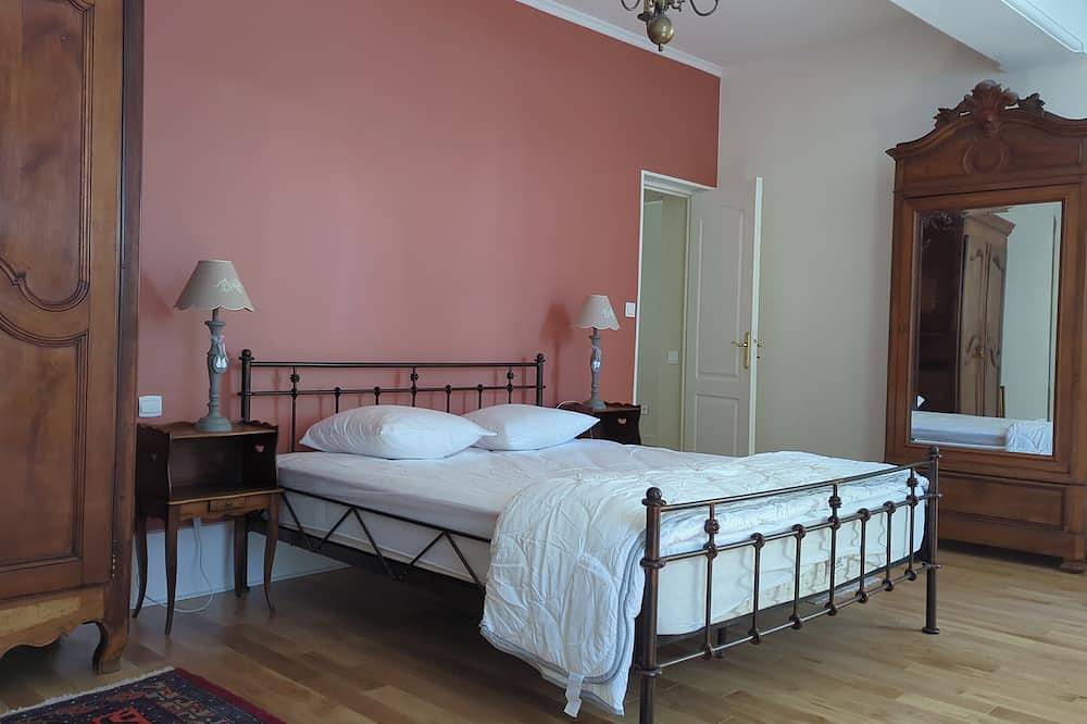 Maison familiale avec beaucoup de charme en Bourgogne entre Paris et Lyon. in Région de Montbard