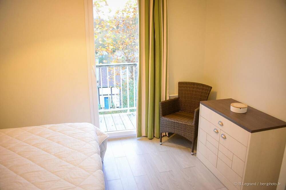 Surface area : about 50 m². Level 0 : Living room with bed-settee. Kitchen with coffee machine in Danestal, Lisieux region