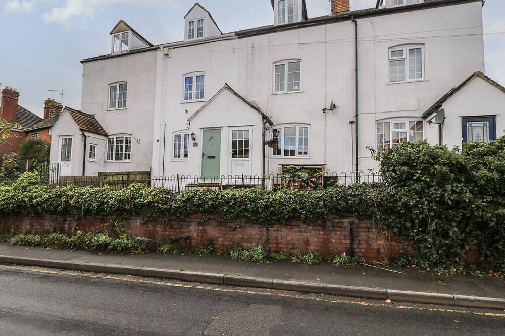 Weavers Cottage, family friendly, with a garden in Cam, Dursley in Stroud, Gloucestershire