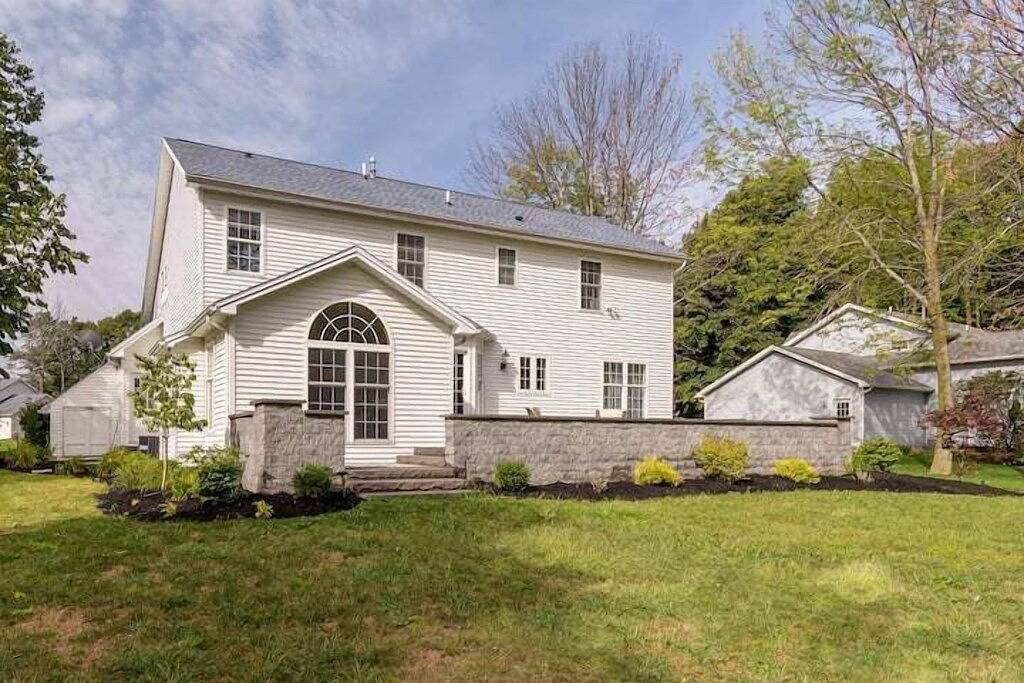 Large Family Home in Heart of Brockport in Ontariosee
