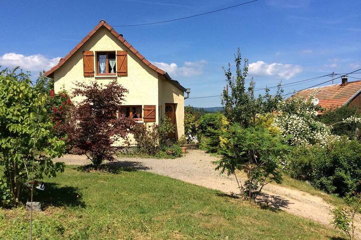 Gîte pour 4 personnes, avec Terrasse ainsi que Jardin et Piscine