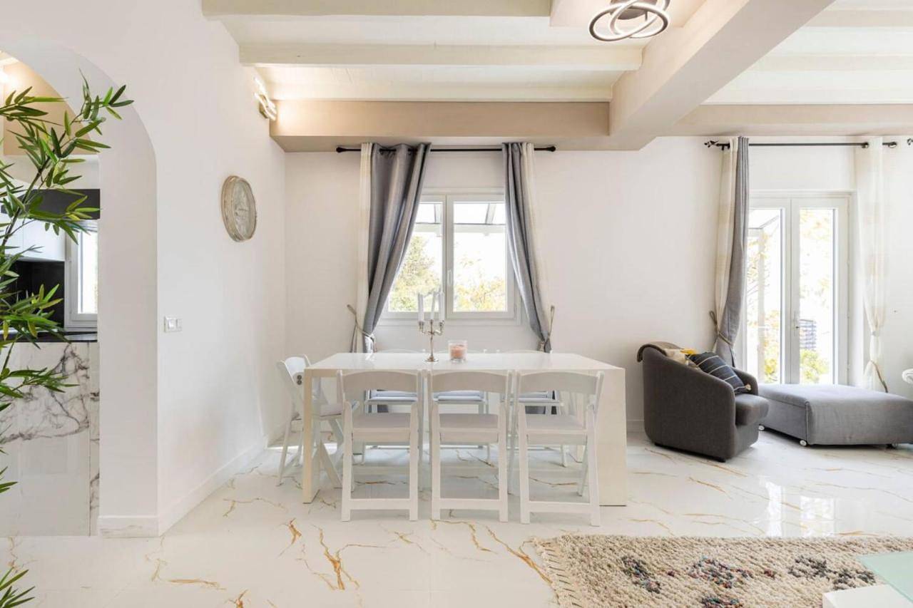 Stunning Seaview White Villa in Beuasoleil with Pool and Garden in Beausoleil, Côte méditerranéenne (France)